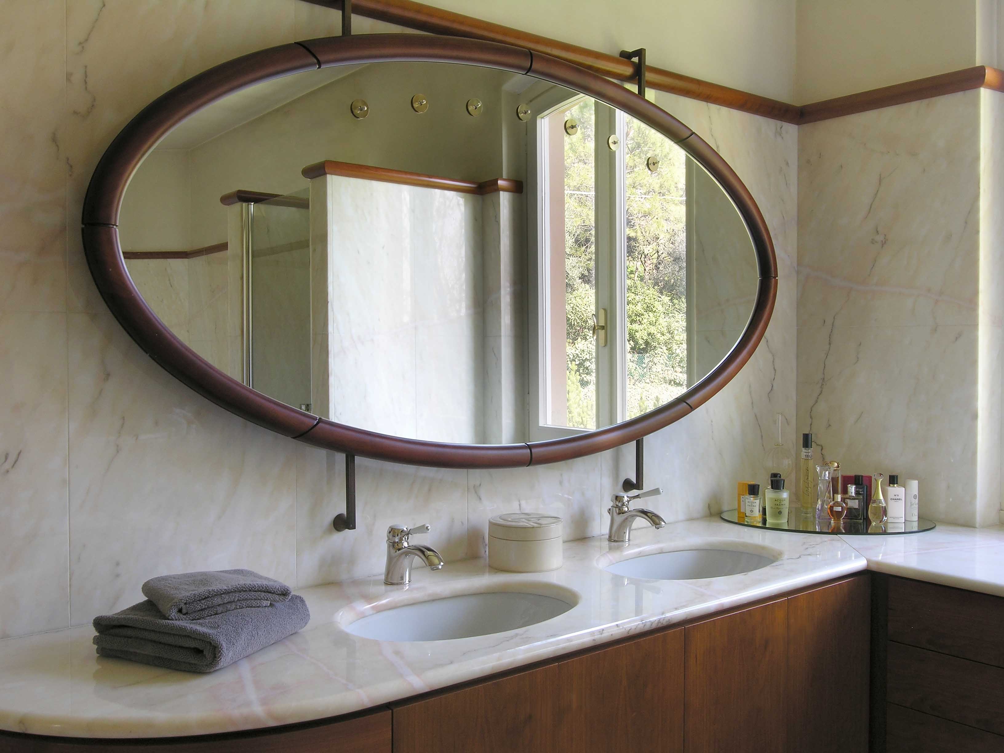 Ванна в ванную комнату овальная. Зеркало для ванной комнаты. Овальное зеркало в ванную. Круглое зеркало над раковиной. Овальное зеркало для ванной комнаты.