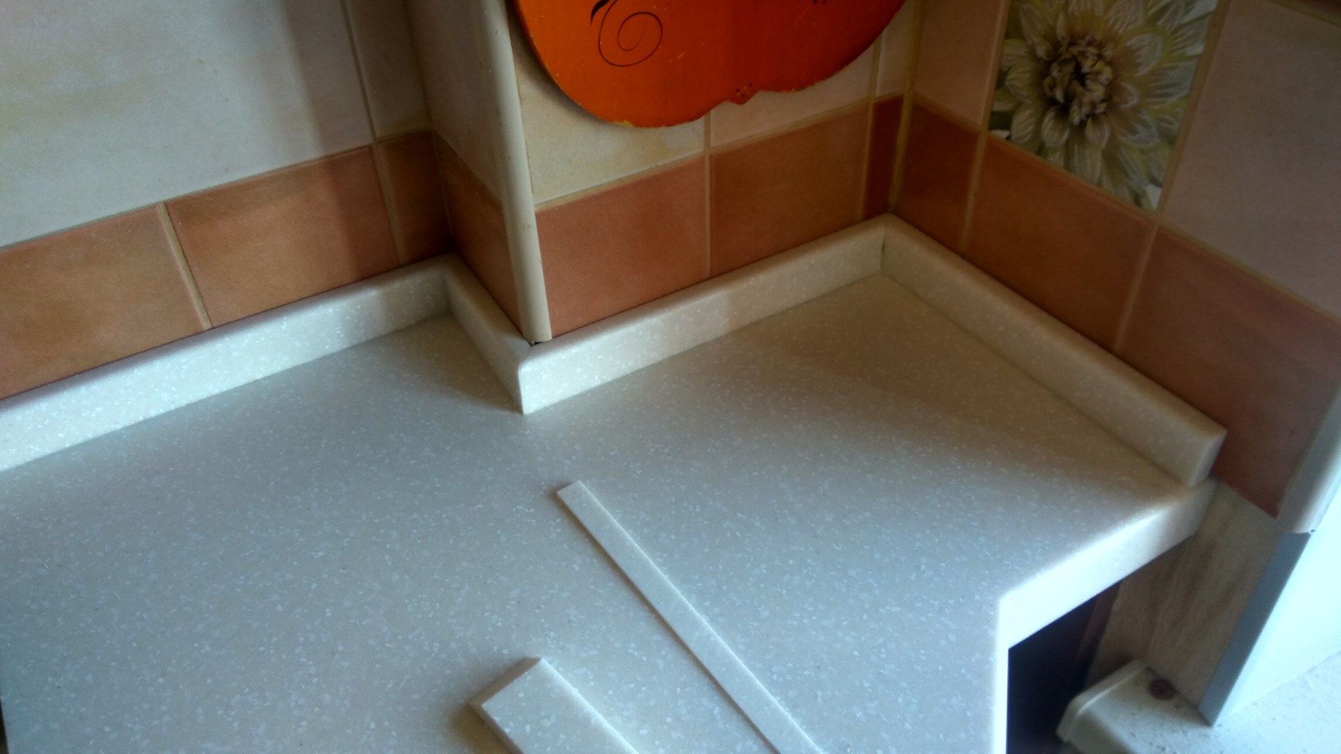 Чем закрыть щель между столешницей и стеной на кухне (42 фото .