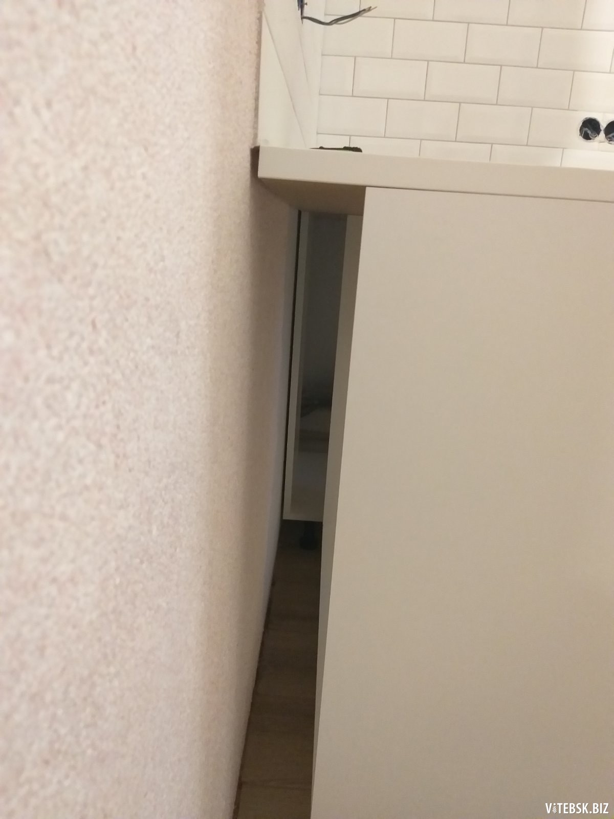 Чем закрыть щель между столешницей и стеной на кухне (2 фото .