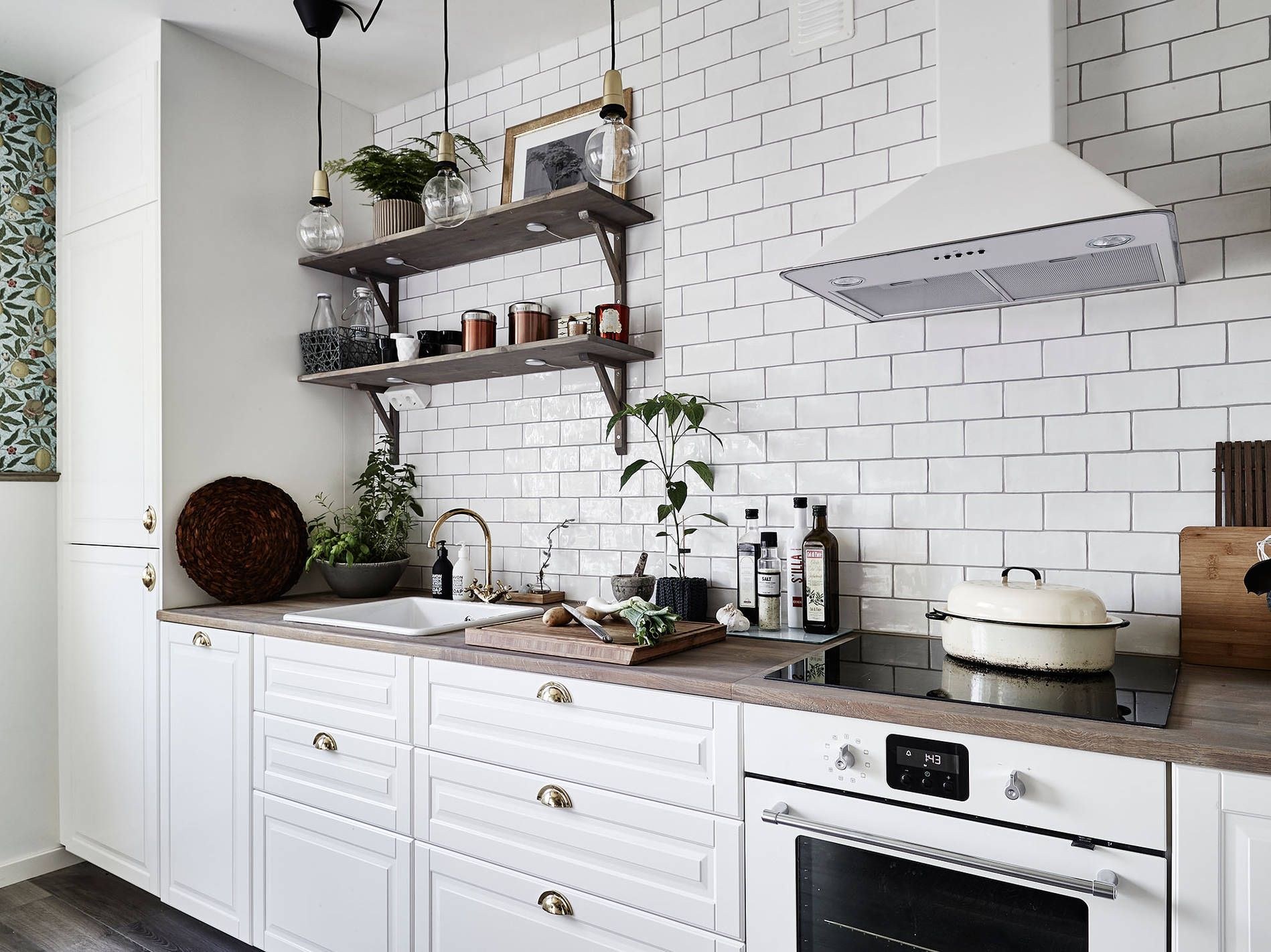 Красно-белая плитка на кухне: яркий и стильный дизайн