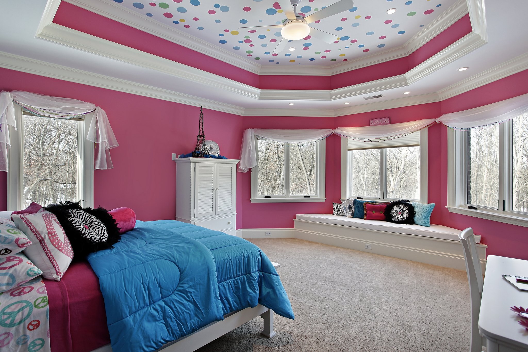 Сочетание цветов потолка. Розовые стены в спальне. Розовый потолок. Цветной потолок в интерьере. Розовый натяжной потолок.