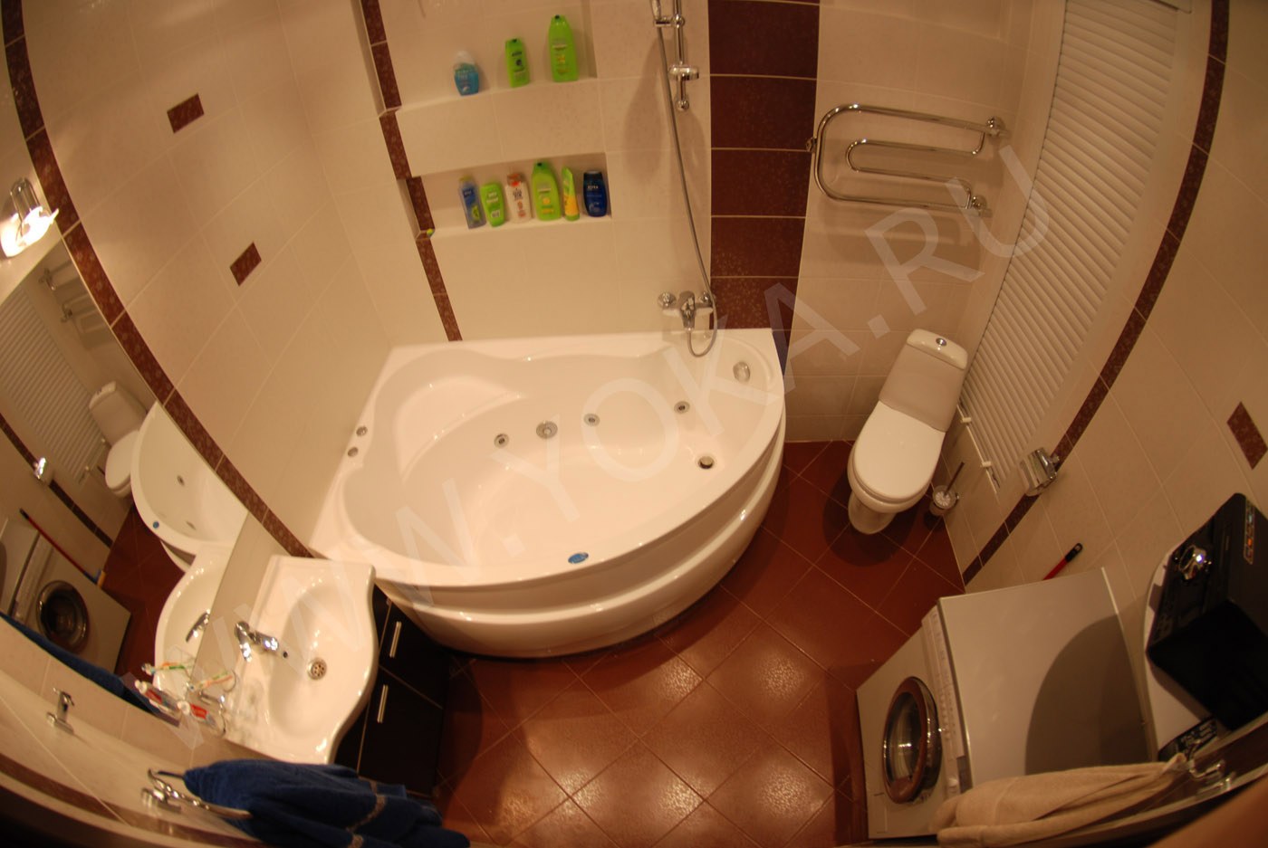 Ванная комната с угловой ванной и стиральной машиной