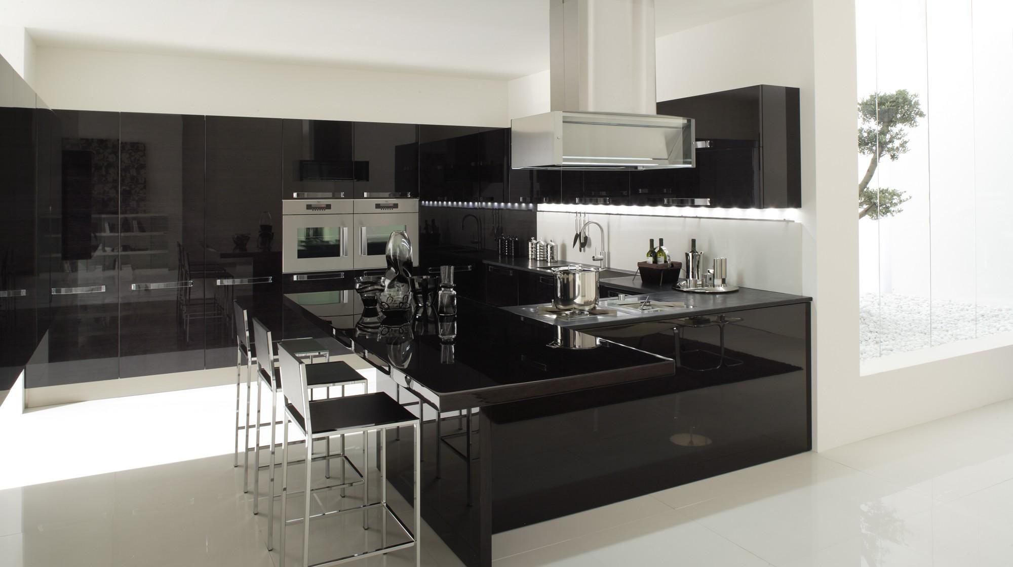 Современная черная кухня. Черный кухонный гарнитур. Кухня в черном цвете. Черная современная кухня. Черная глянцевая кухня в интерьере.