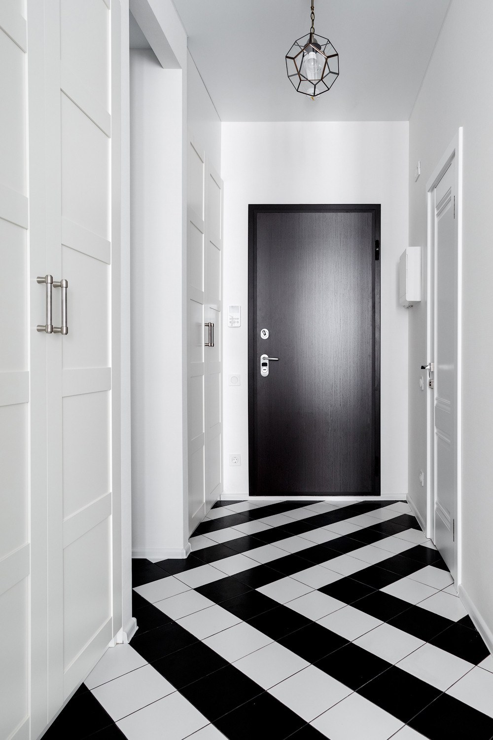 Черно-белая плитка 38 фото керамические изделия со вставками в интерьере прихожей
