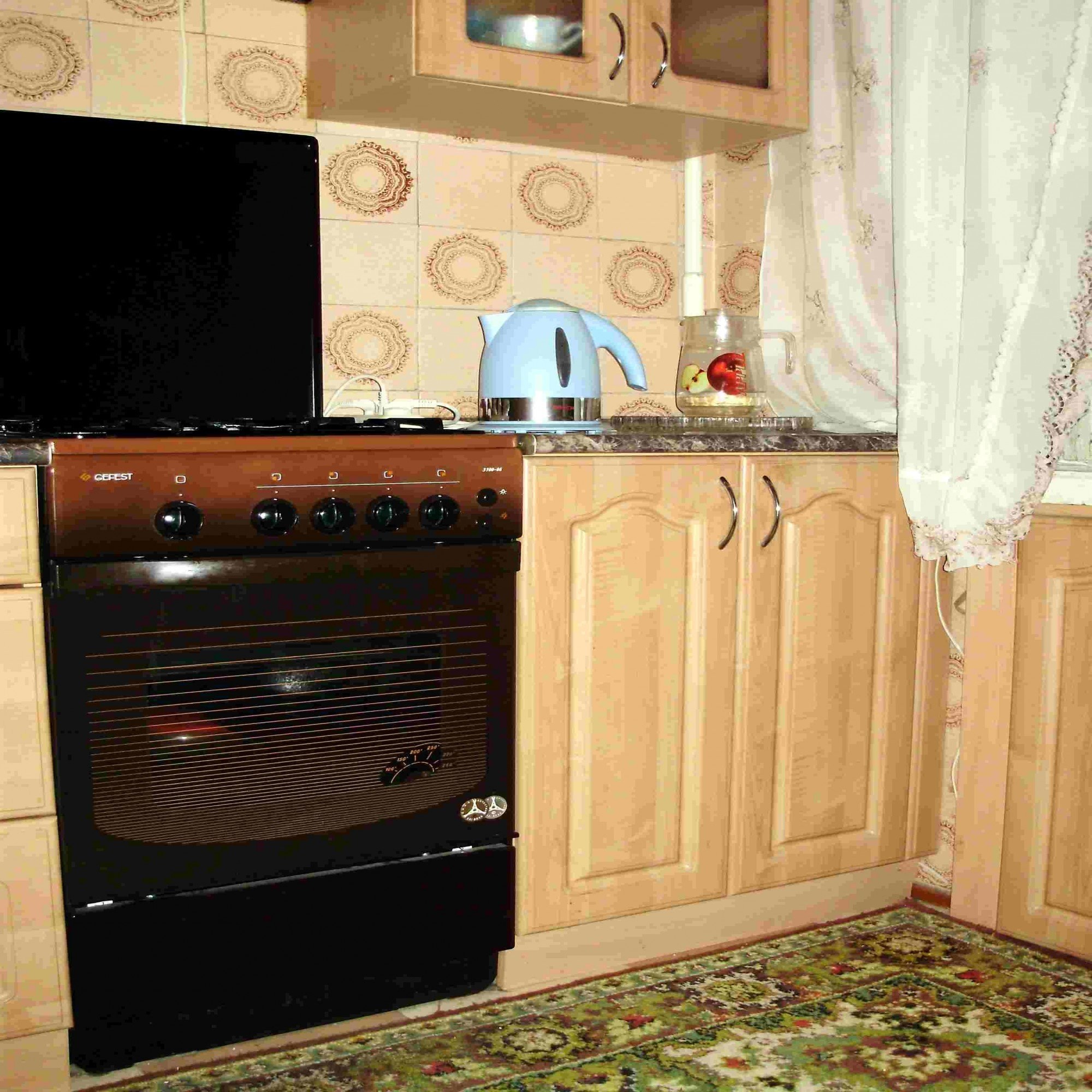 Коричневая газовая плита в интерьере кухни