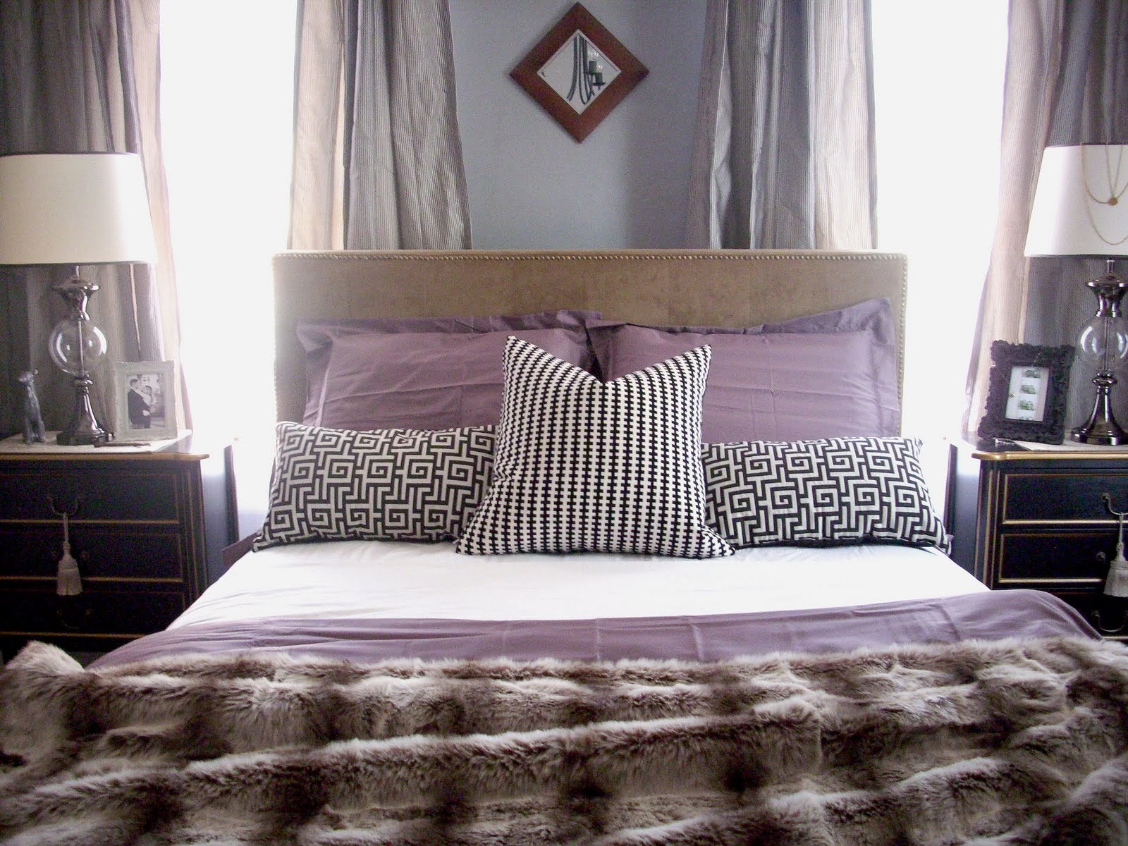 Фиолетовые подушки в интерьере спальни