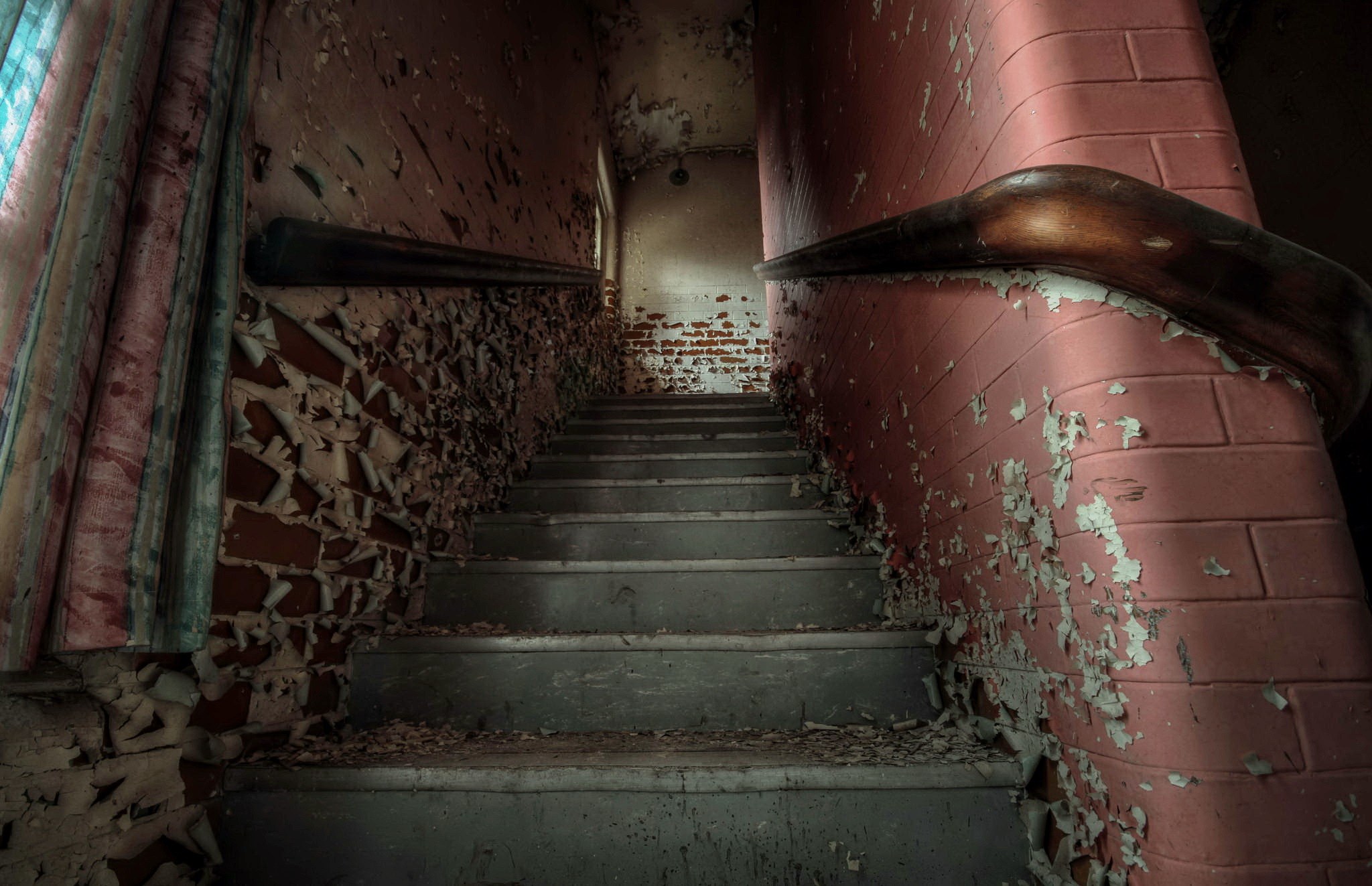 Ужасны лестницы. Разрушенная лестница. Заброшенный подъезд. Лестница в подъезде. Старая лестница.