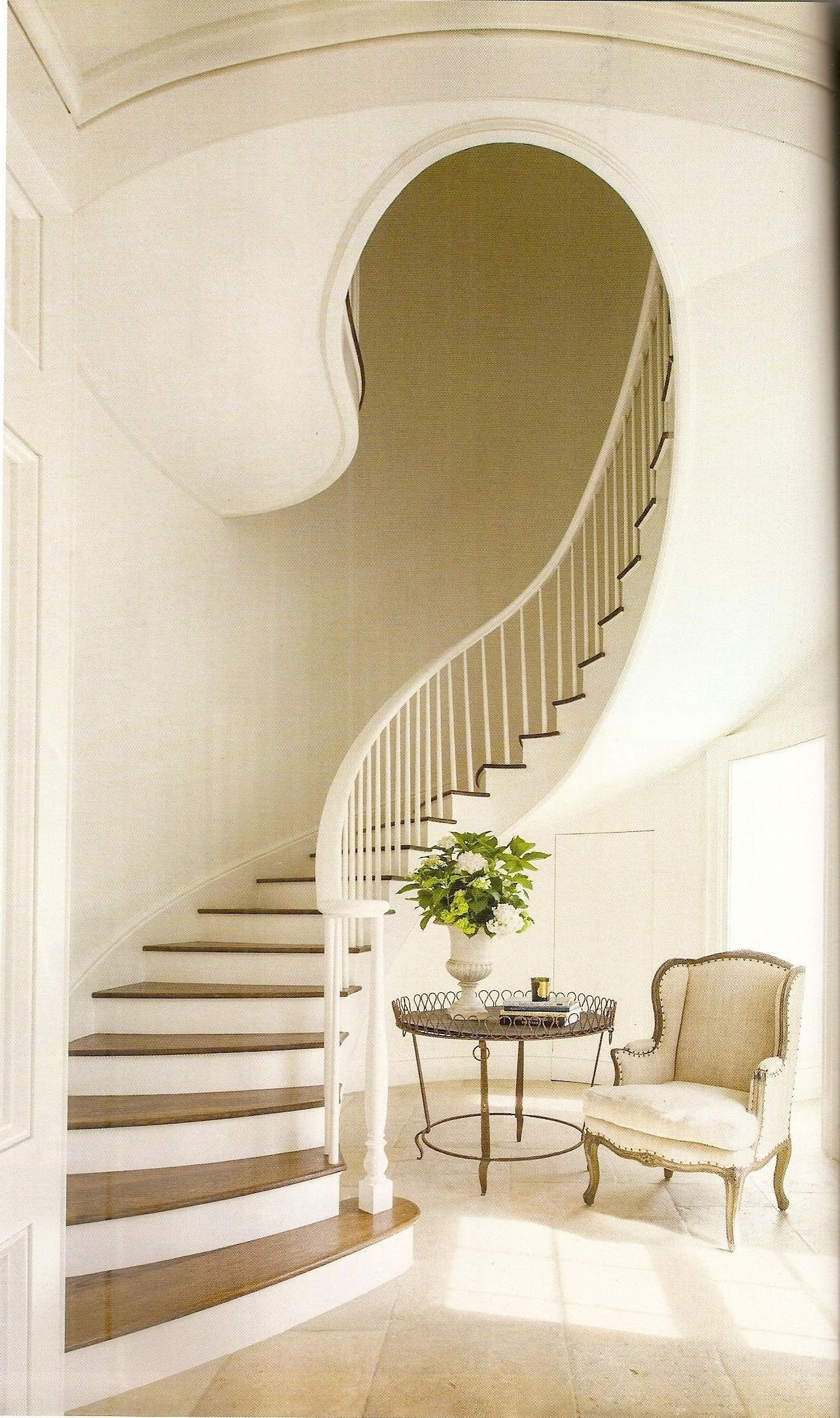 Как сделать красивые лестницы. Красивые лестницы. Лестница в интерьере. Полукруглая лестница. Белая лестница.