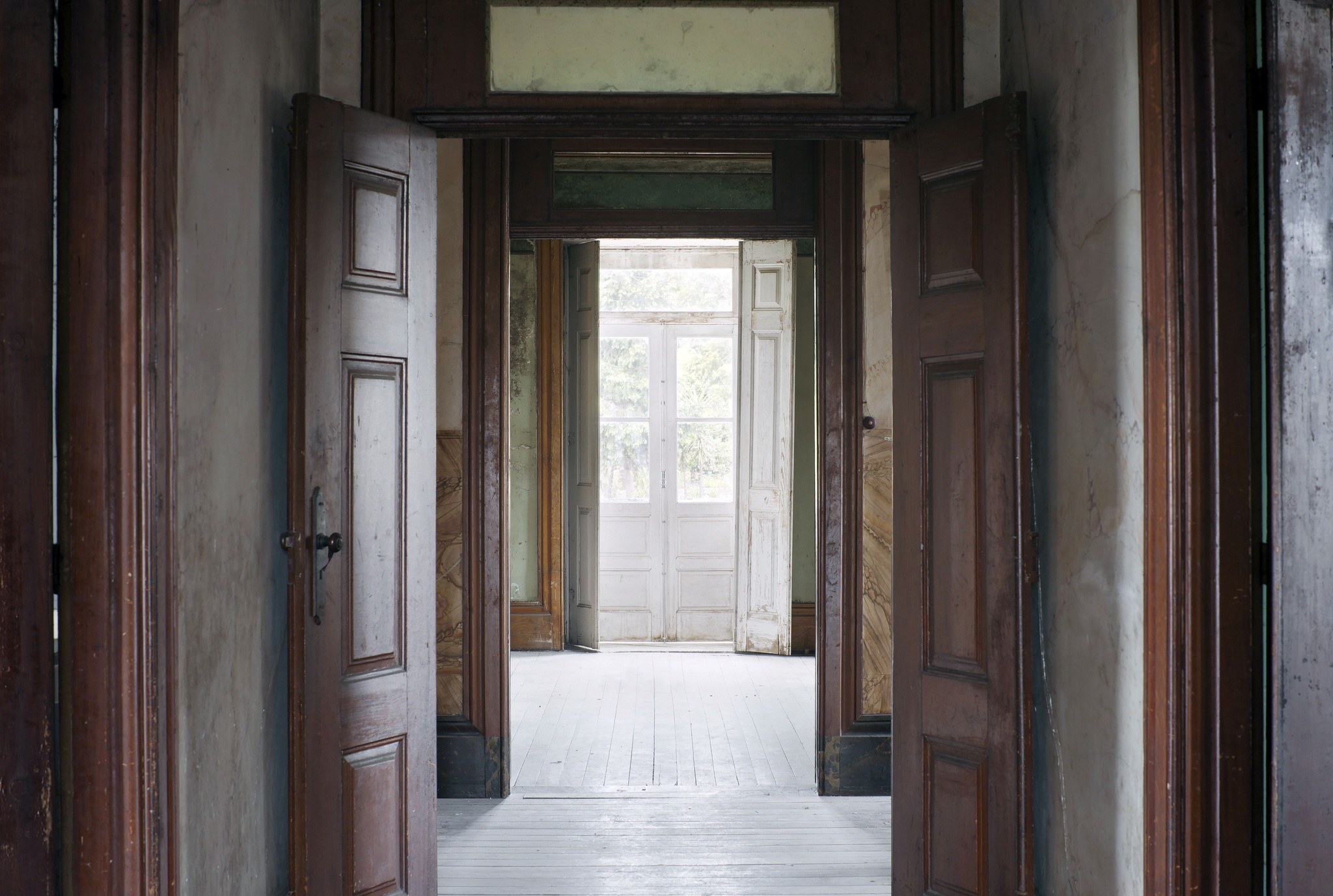 Обнаружила открытую дверь в квартире. Старинная дверь. Открытая дверь. Открытая Старая дверь. Дверь в комнату.
