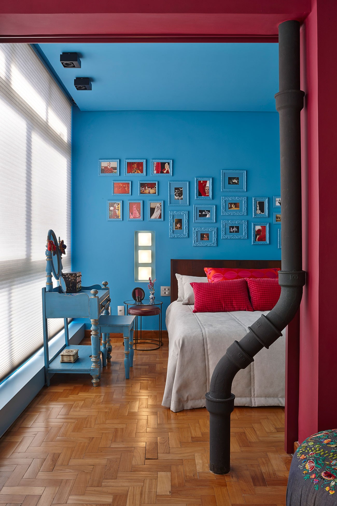 Квартира цветной. Разноцветные стены. Яркие цвета в интерьере. Яркие стены в интерьере. Покрашенные стены.