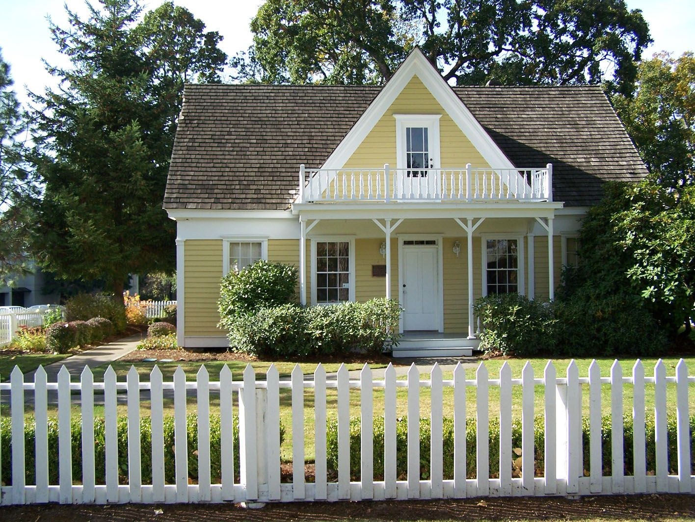 Американский дом с белым забором
