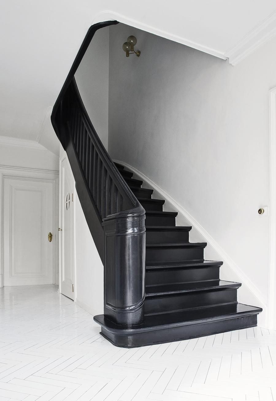 Черно белая лестница