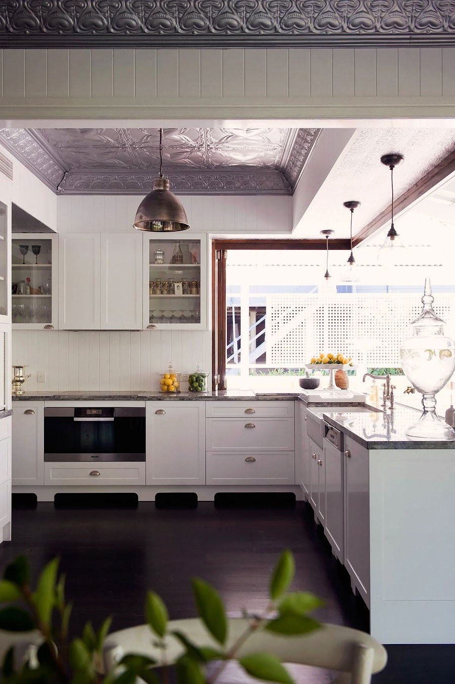 Серая кухня под потолок