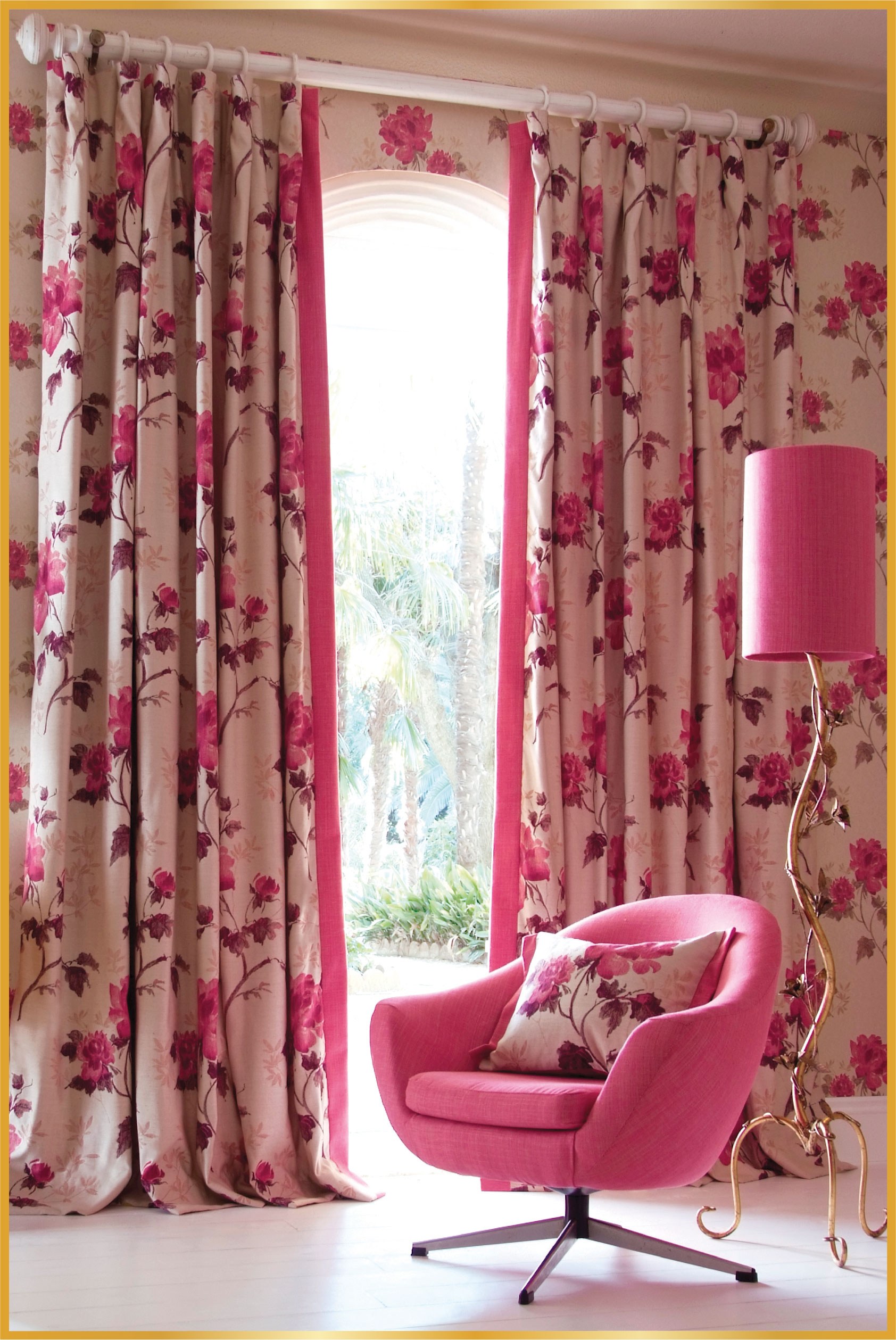 Какие шторы розовым обоям. Розовые шторы в гостиной. Цветочные шторы в интерьере. Шторы с крупными цветами в интерьере. Шторы к розовым стенам.