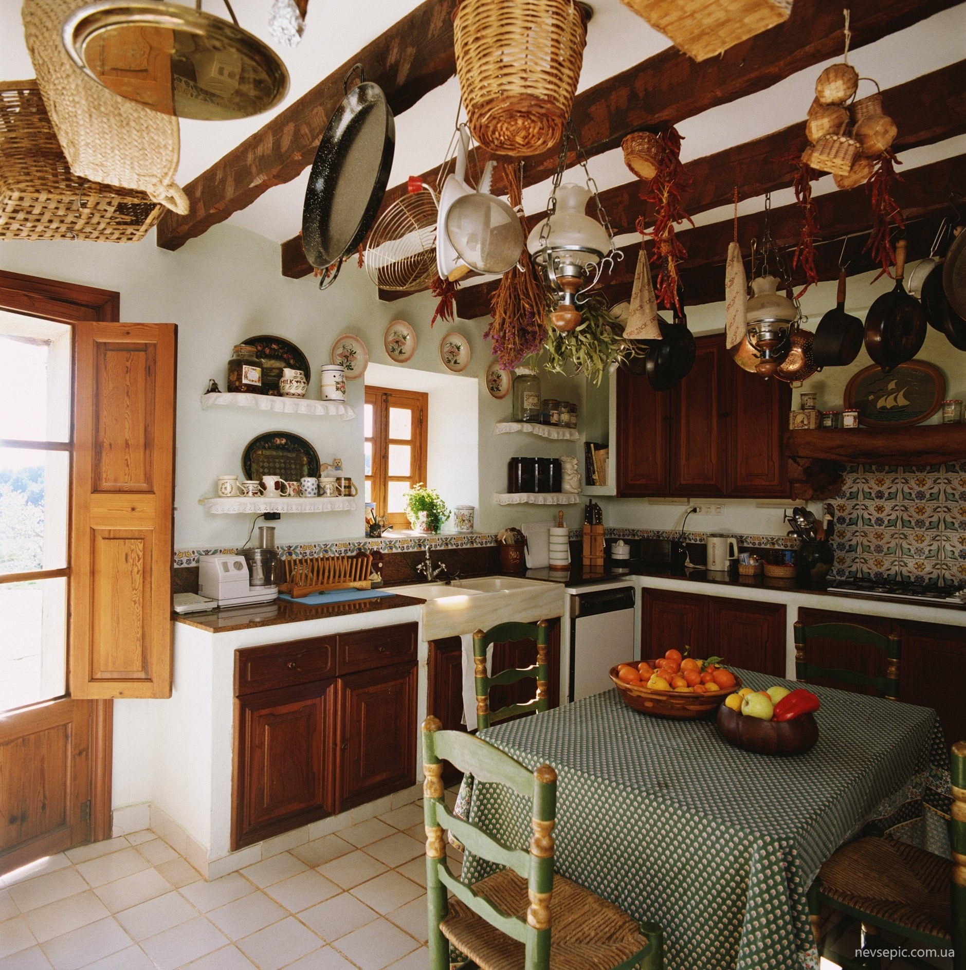 Кухня в деревенском стиле - фото удачных интерьеров