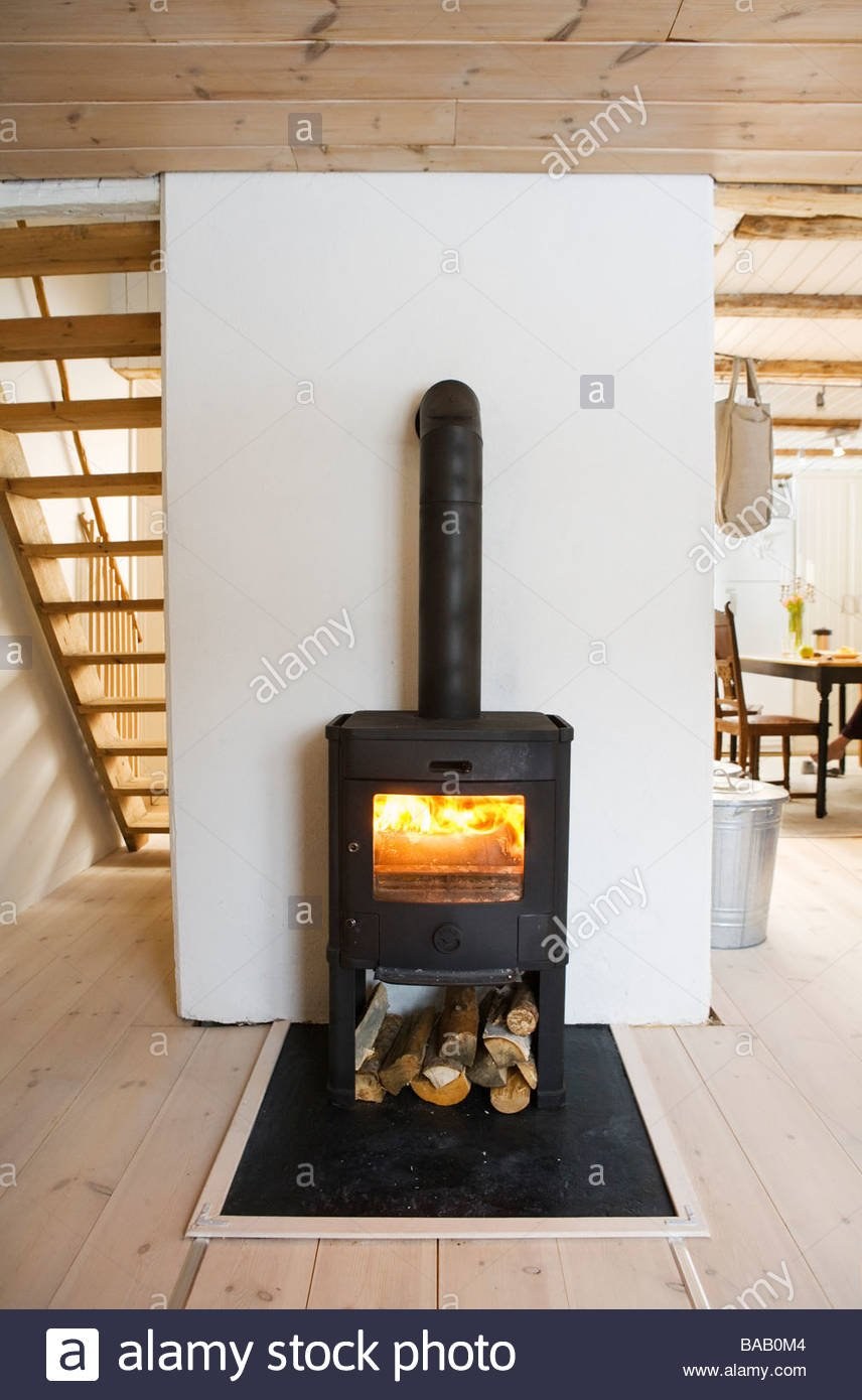 Угловая чугунная печь камин в интерьере