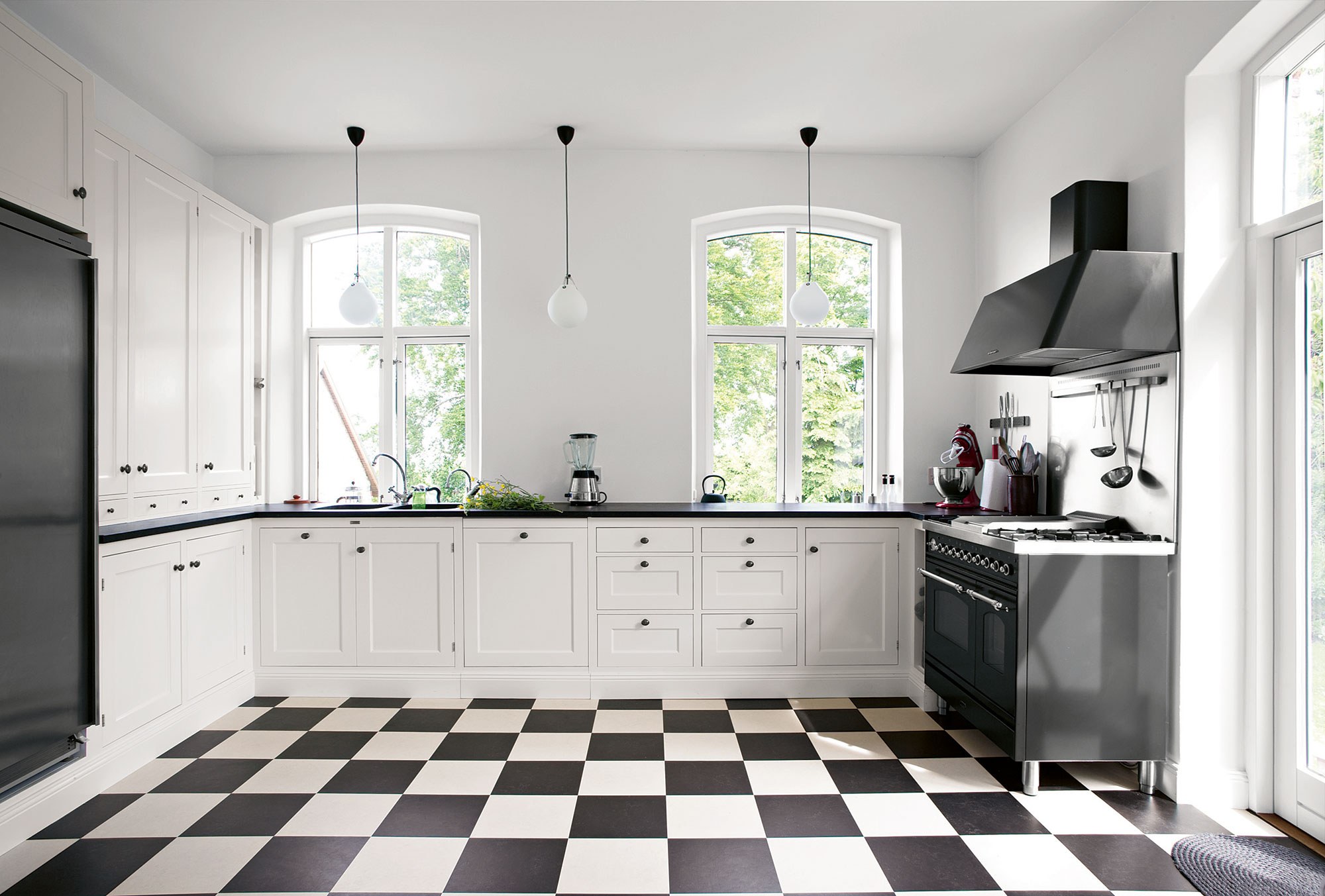 Черная плитка на кухне. Белая плитка на кухне. Черно белая плитка на кухне. Плитка под белую кухню. Кухня в шахматном стиле.