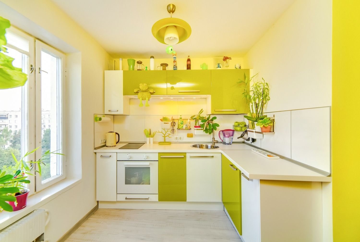 Желто зеленая кухня. Кухня в желтом цвете. Яркие маленькие кухни. Кухни салатовые.
