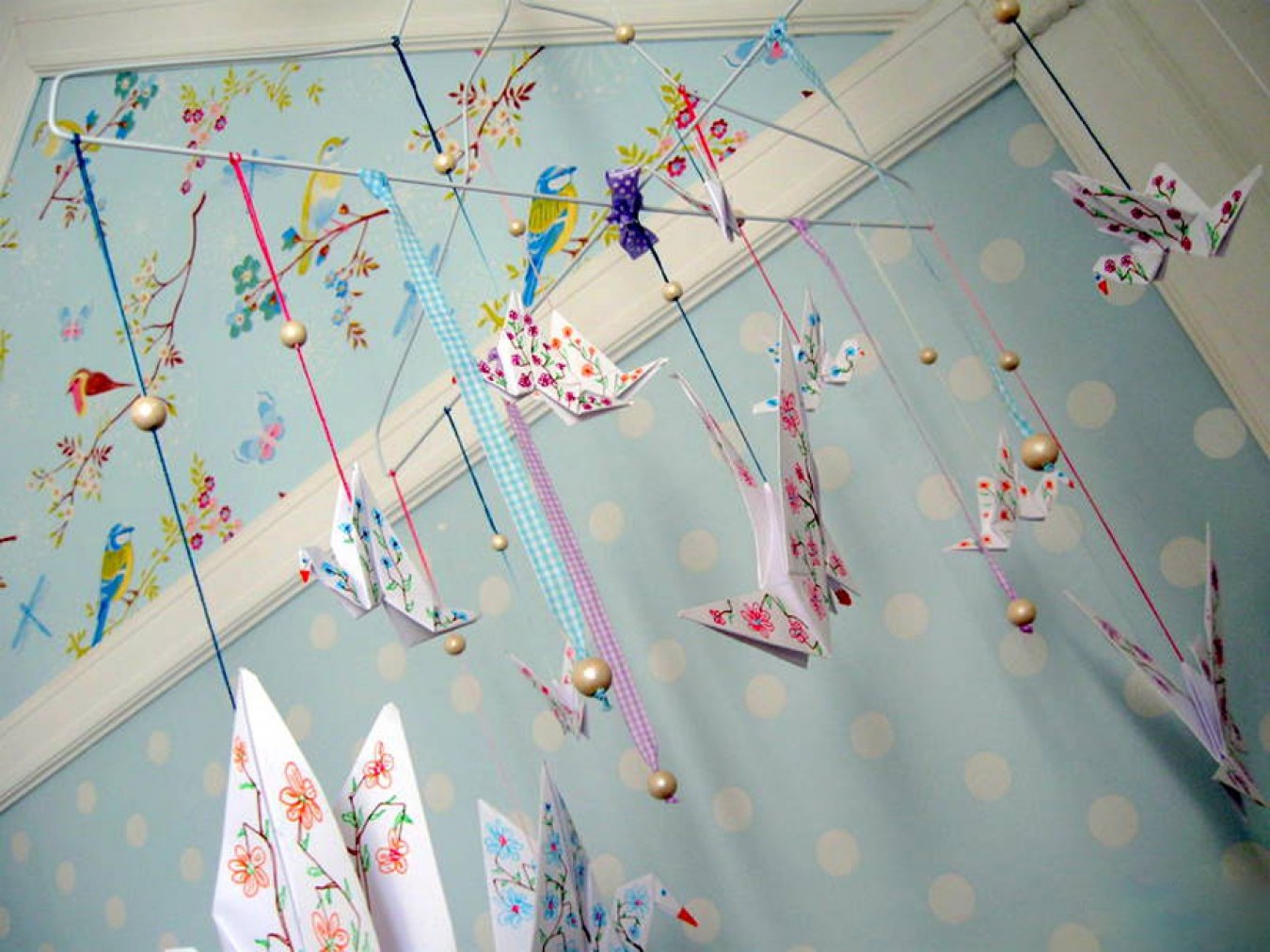 Оформление группы на весну в детском. Украшение потолка в детском саду. Весенние украшения для детского сада для потолка.