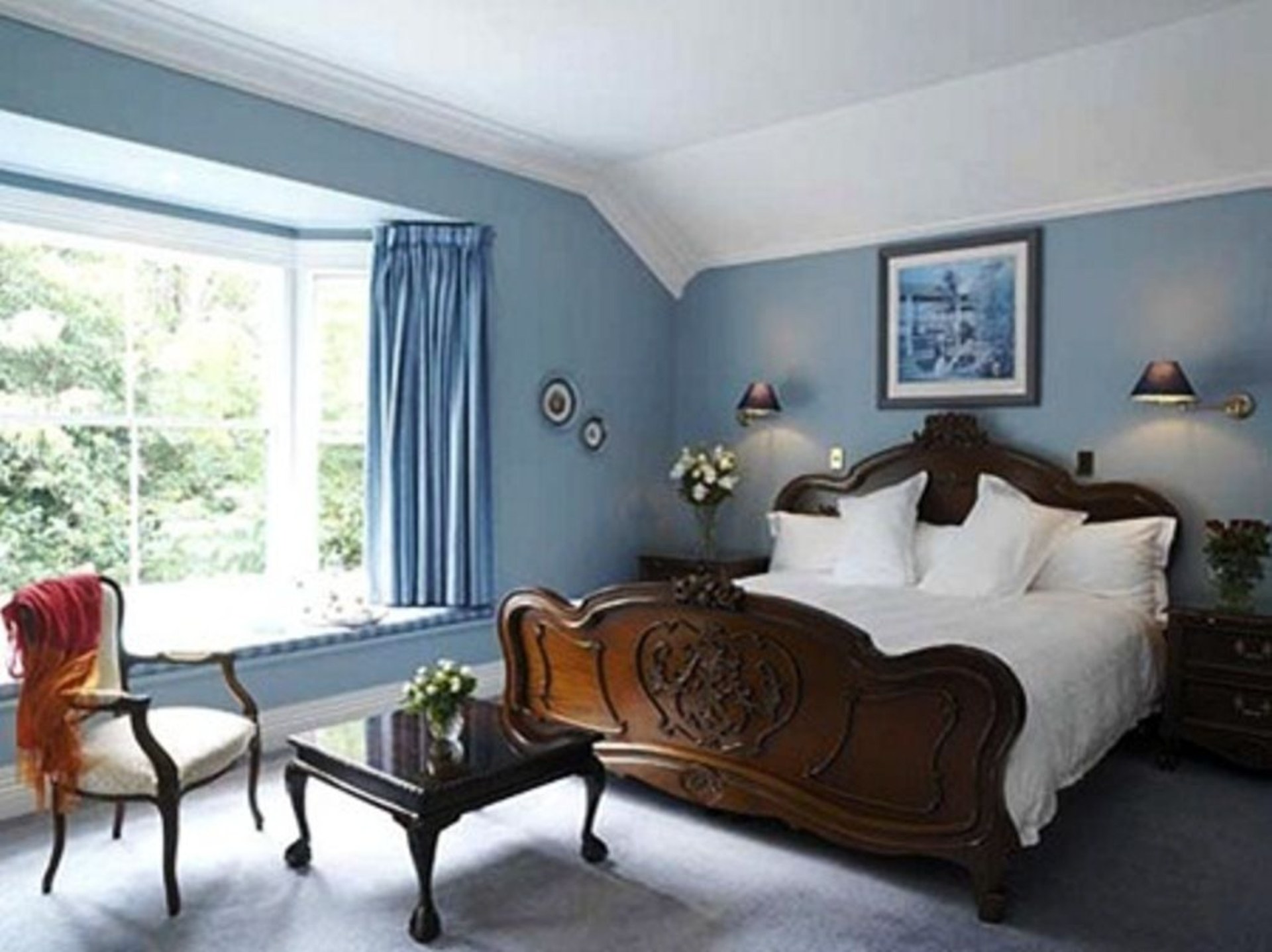 Голубая спальня с коричневой мебелью