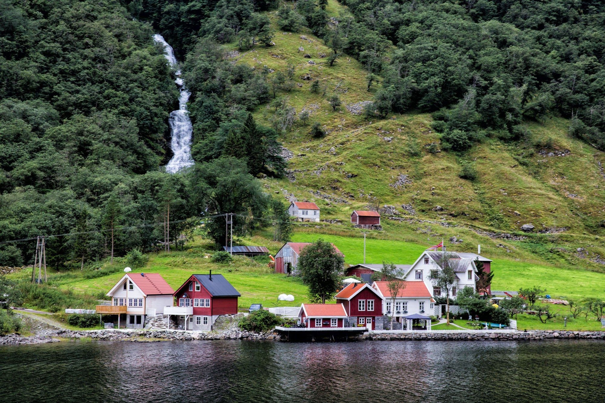 Интернет в норвегии. Деревня Маура Норвегия. Норвегия фьорды деревня. Норвежская деревня ноусвог. Деревня в Норвегии гри.
