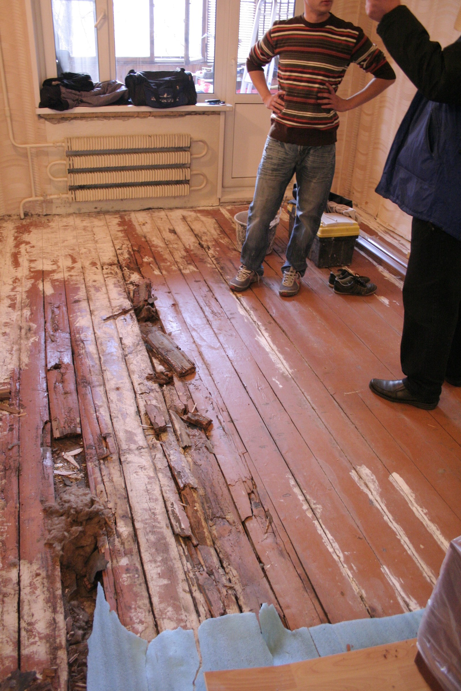 Разбитые полы. Деревянный пол. Старый деревянный пол. Полы в квартире. Пол в деревянном доме.