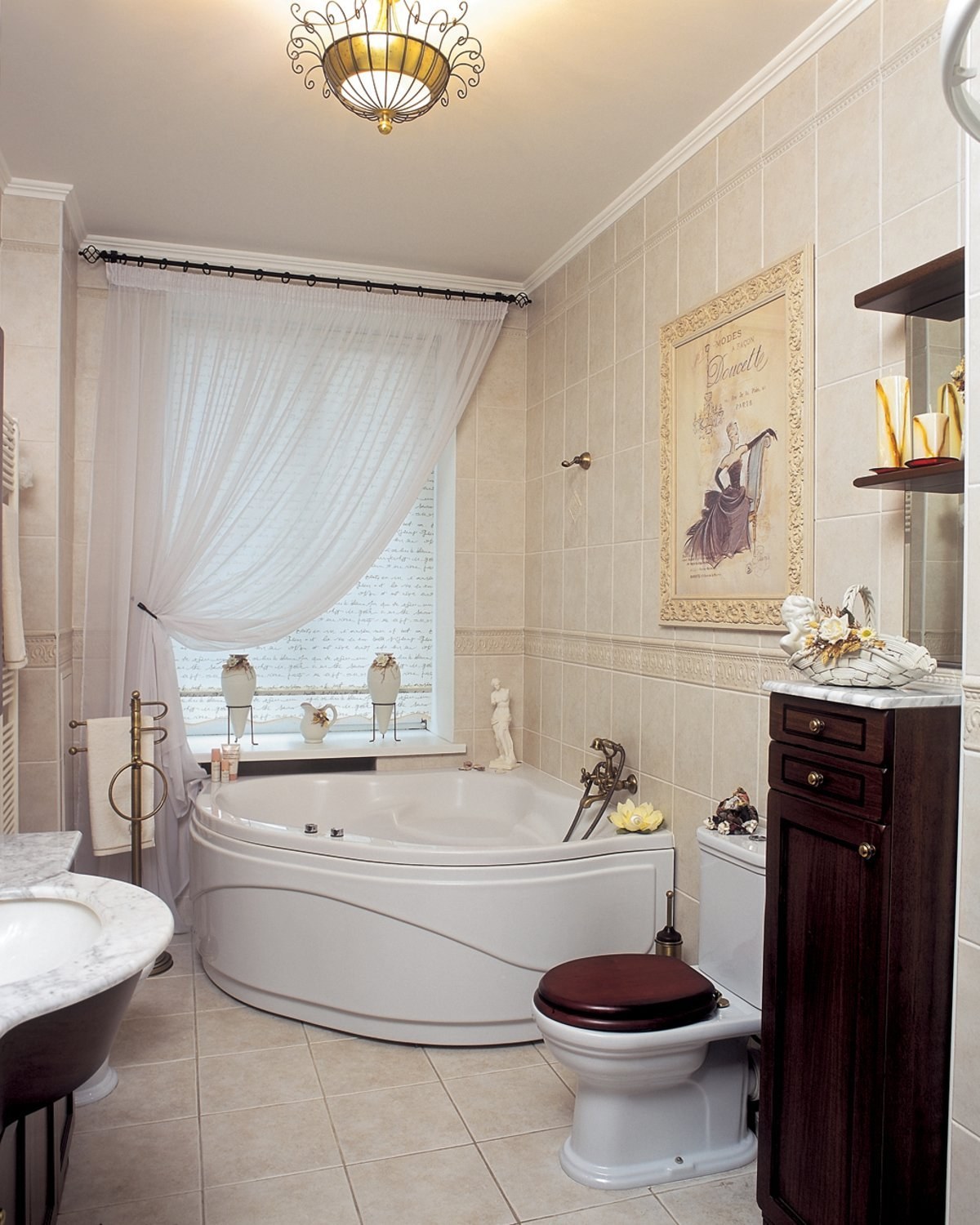 Угловые ванны в интерьере ванной. Красивые Ванные комнаты. Угловпя ваннвя см окном. Ванная сугровой ванной. Угловая ванная с окном.
