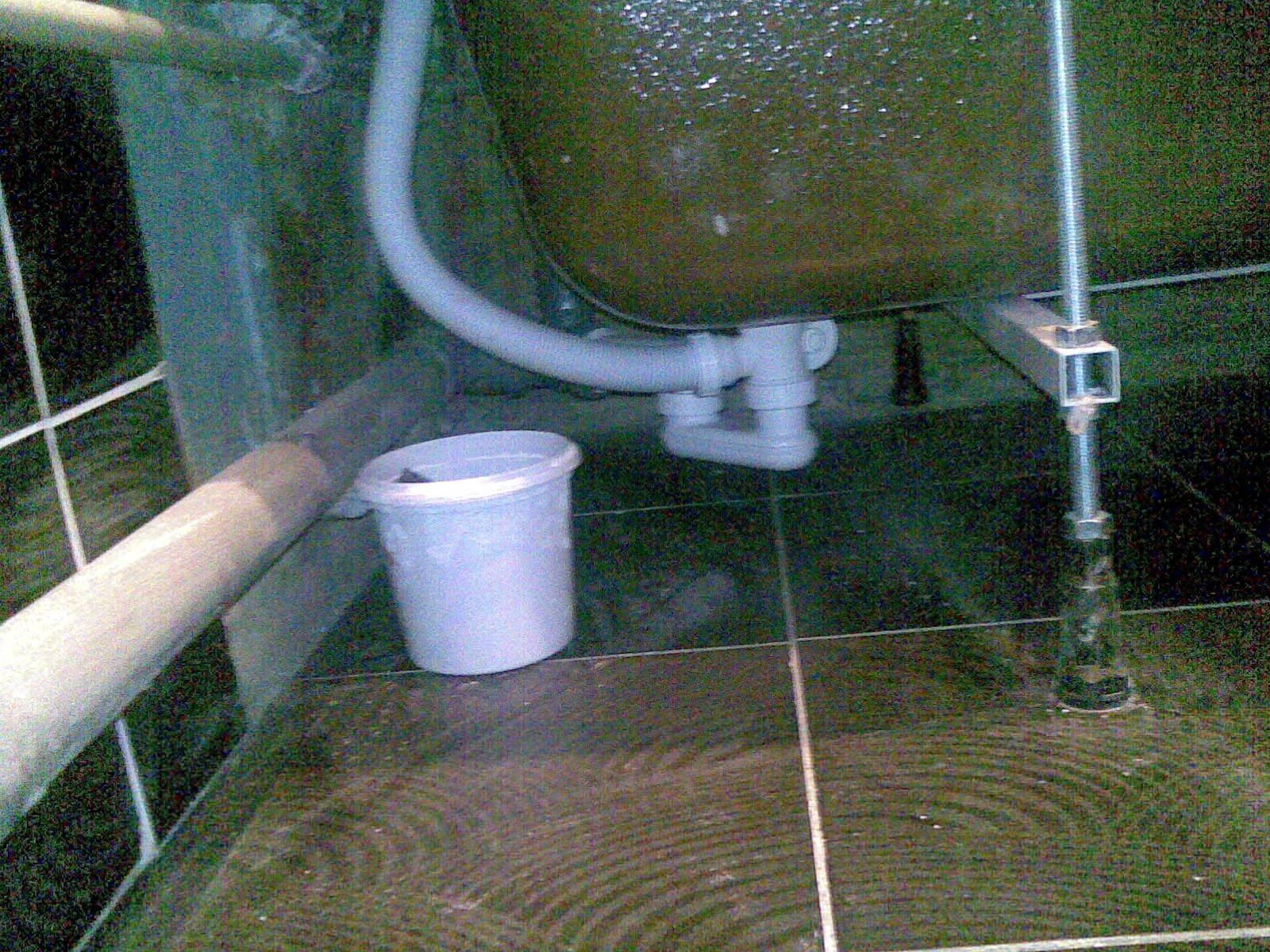 Плохо уходит вода на кухне. Бак отстойник для канализации под раковину.