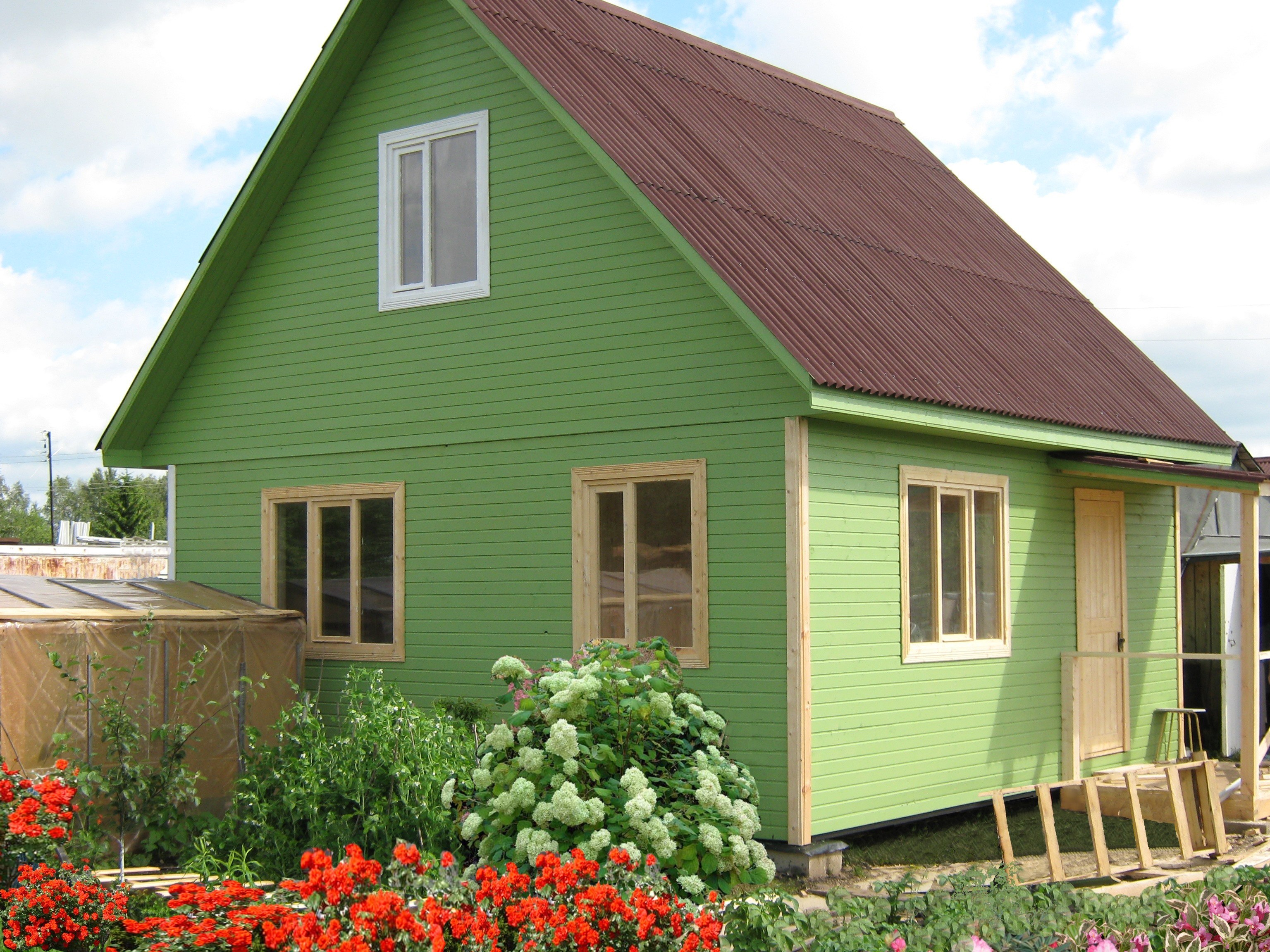 Купить дом в цветочном. Цвета дачных домов. Цвет дачного домика. Салатовый деревянный дом. Садовый домик зеленого цвета.