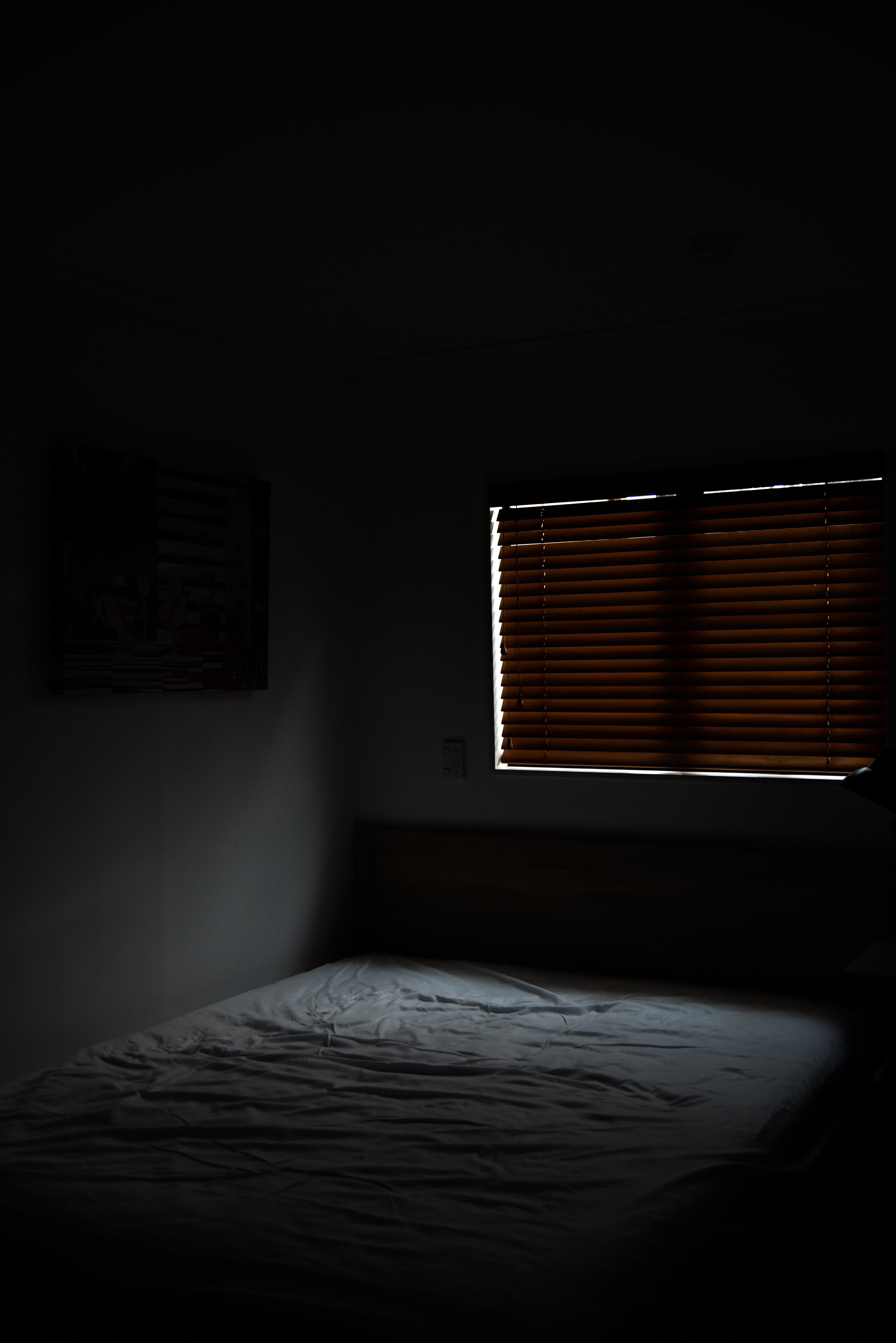 Dark room 4. Темная комната. Кровать ночью. В комнате темно. Тесная комната с крлватью.
