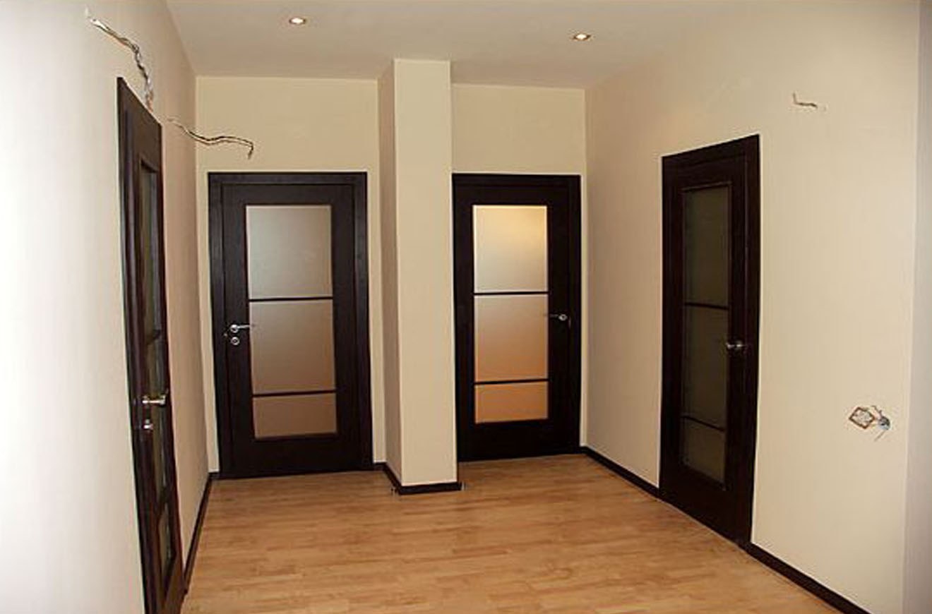 двери цвета венге в интерьере сочетание с полами и обоями