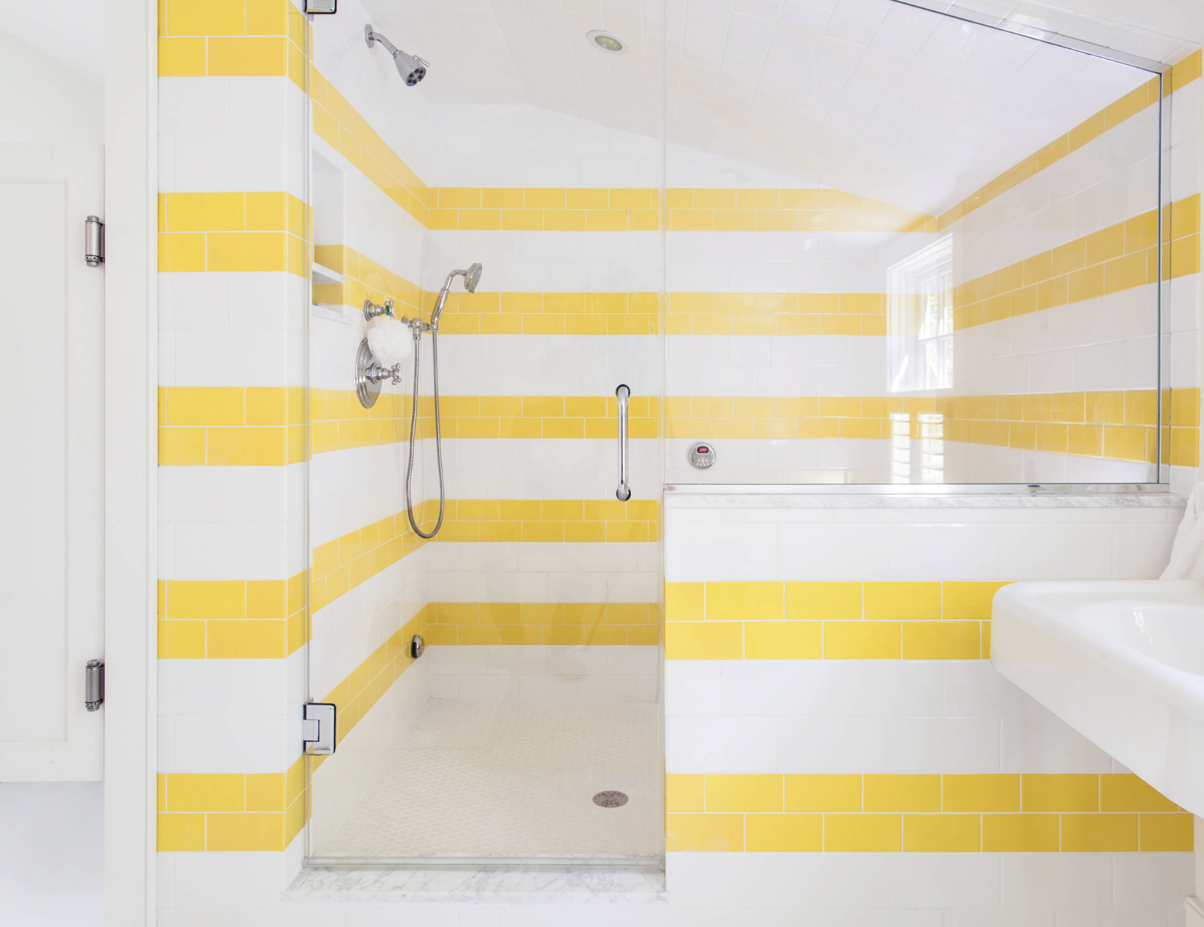 Желтая плитка купить. Желтая плитка для ванной комнаты. Желтая ванная. Ванная с желтой плиткой. Ванная в желтом цвете.