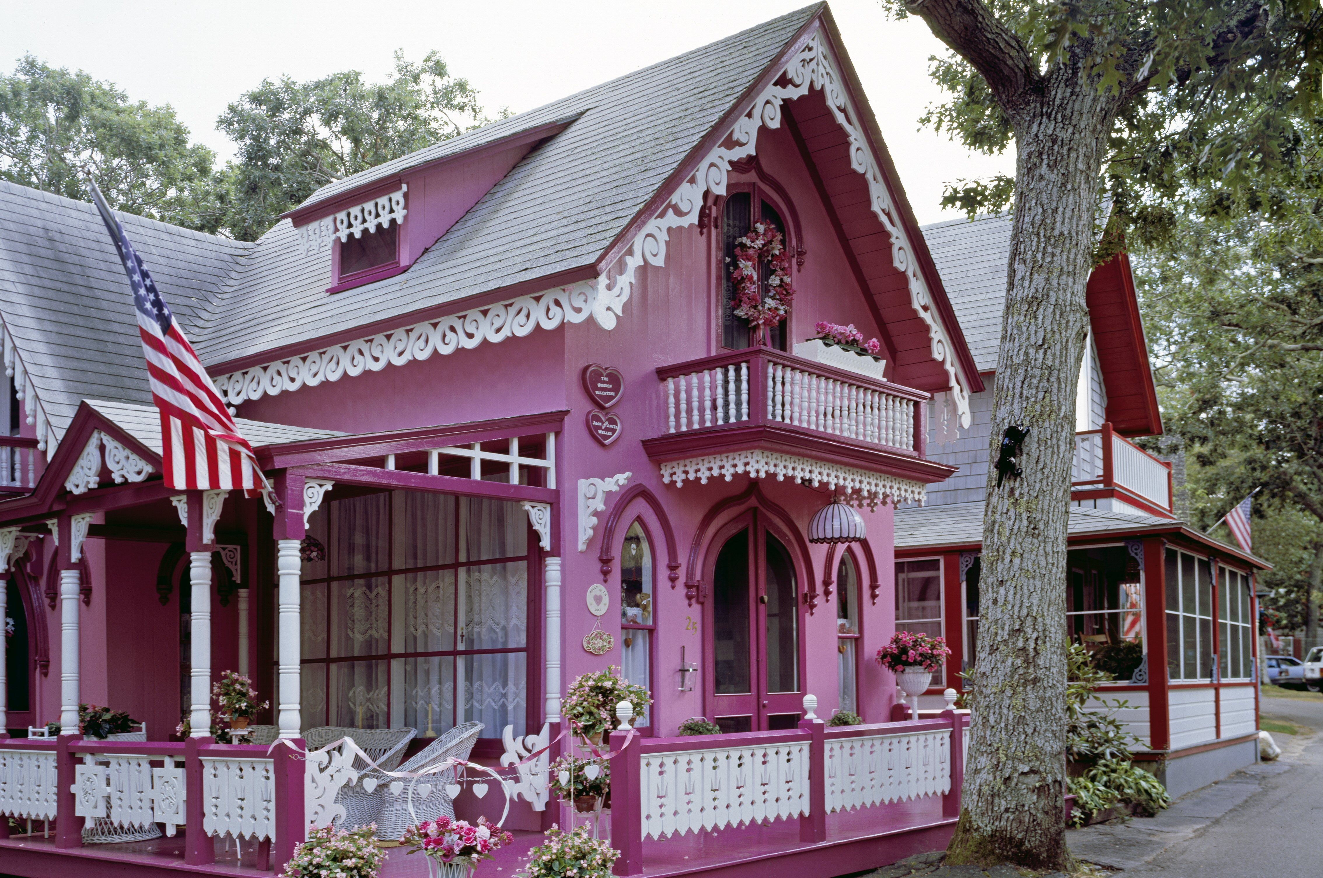 Красивые розовые дома. Карпентер готик. Плотницкая Готика архитектура. Розовый дом. Розовый домик.