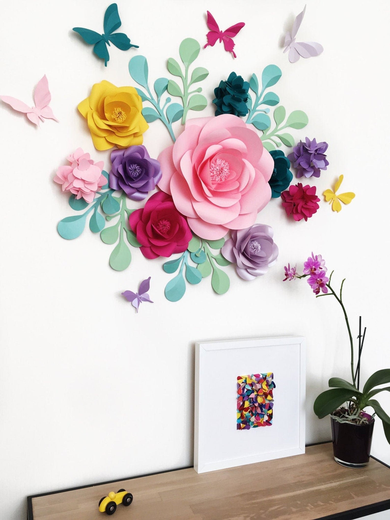 Красивые цветы на стены. Украшение стены цветами. Бумажные цветы для декора. Объемный декор стен. Декорации цветы на стену.