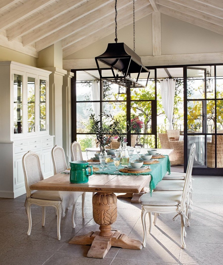 Веранда с большим столом