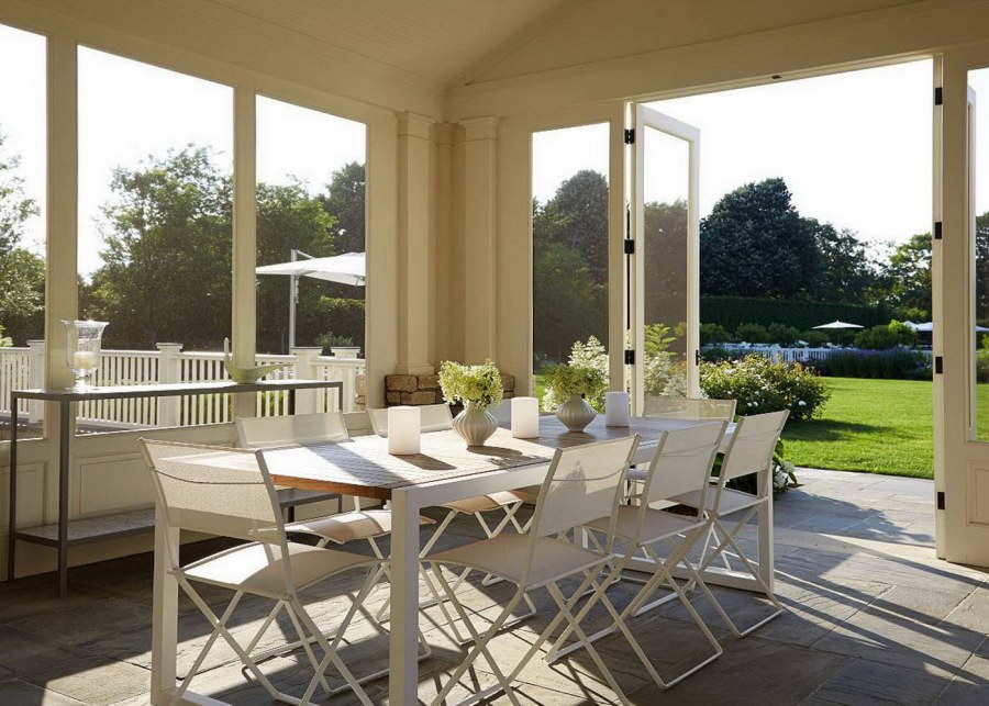 Веранда застекленная с яблоками осенью