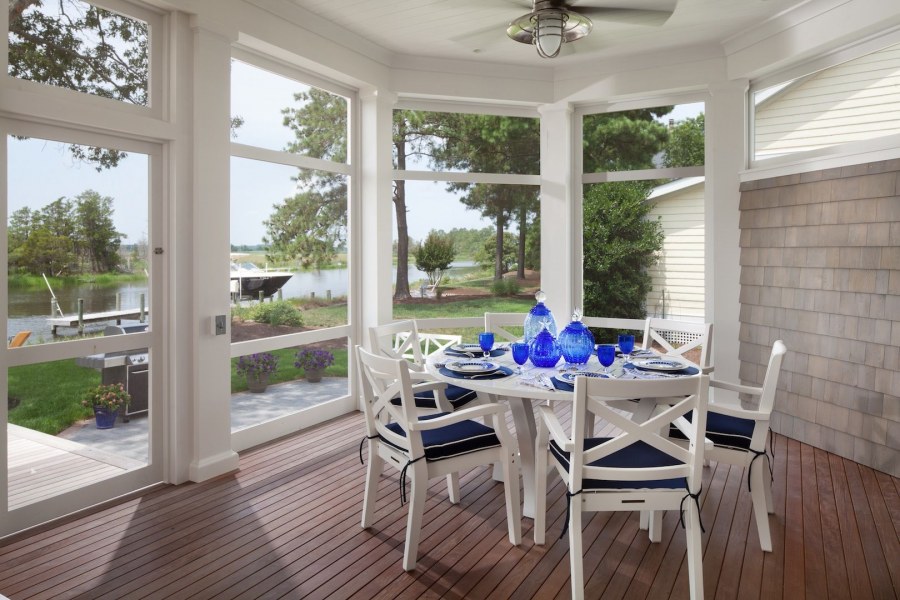 Интерьер пристроенной веранды в морском стиле