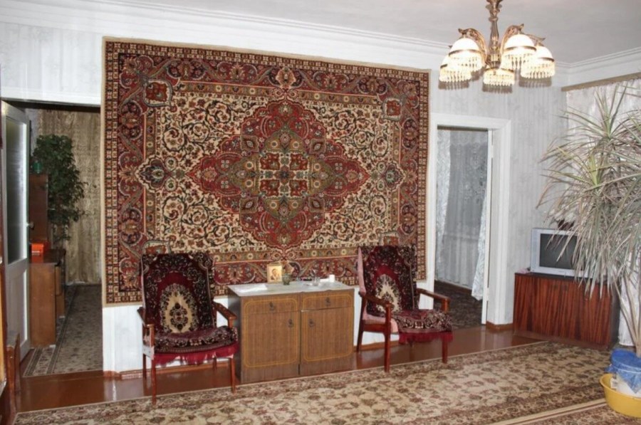 Комната с коверами на стене