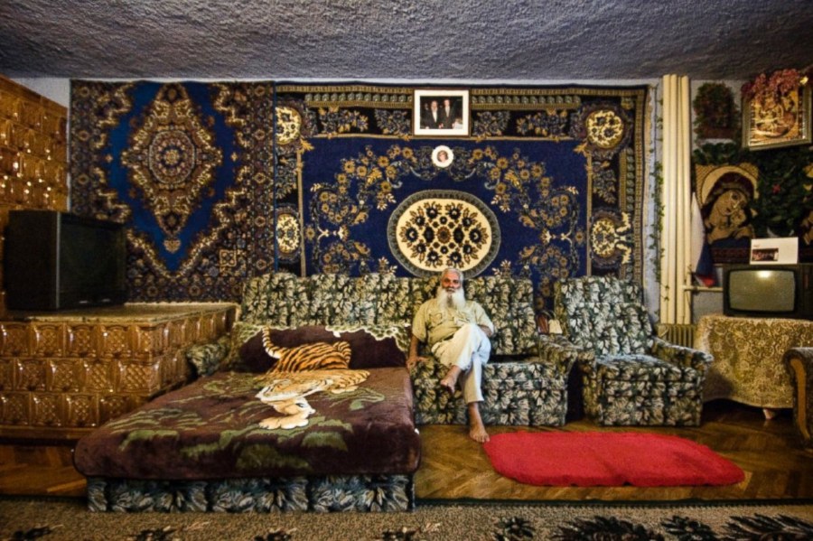 Интерьер гостиной с ковром на стене