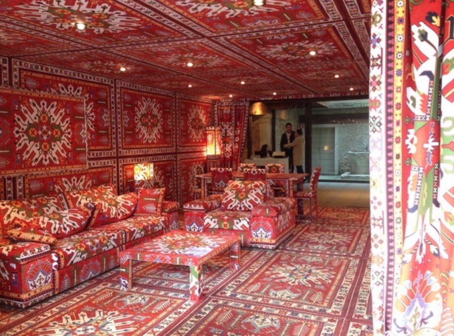 Комната с ковром на стене