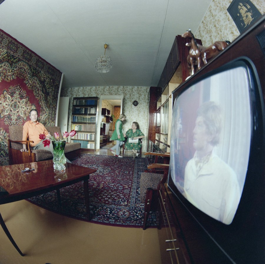 Старый ковер в интерьере