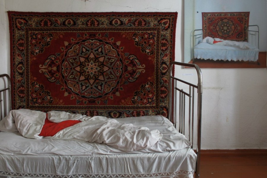 Зал в бордовом цвете в квартире