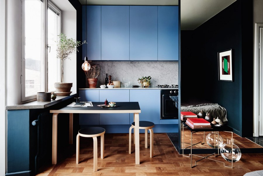 Небольшая кухня в скандинавском стиле синяя