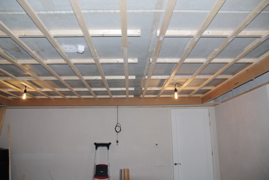 Потолок с деревянной обрешеткой