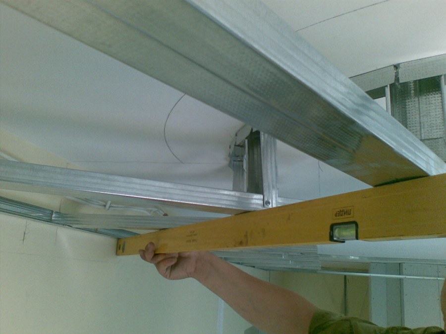 Короб из профилей ГКЛ на потолке