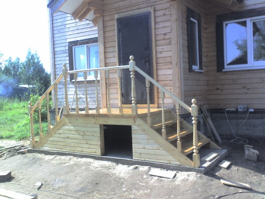 Крыльцо с двухсторонней лестницей