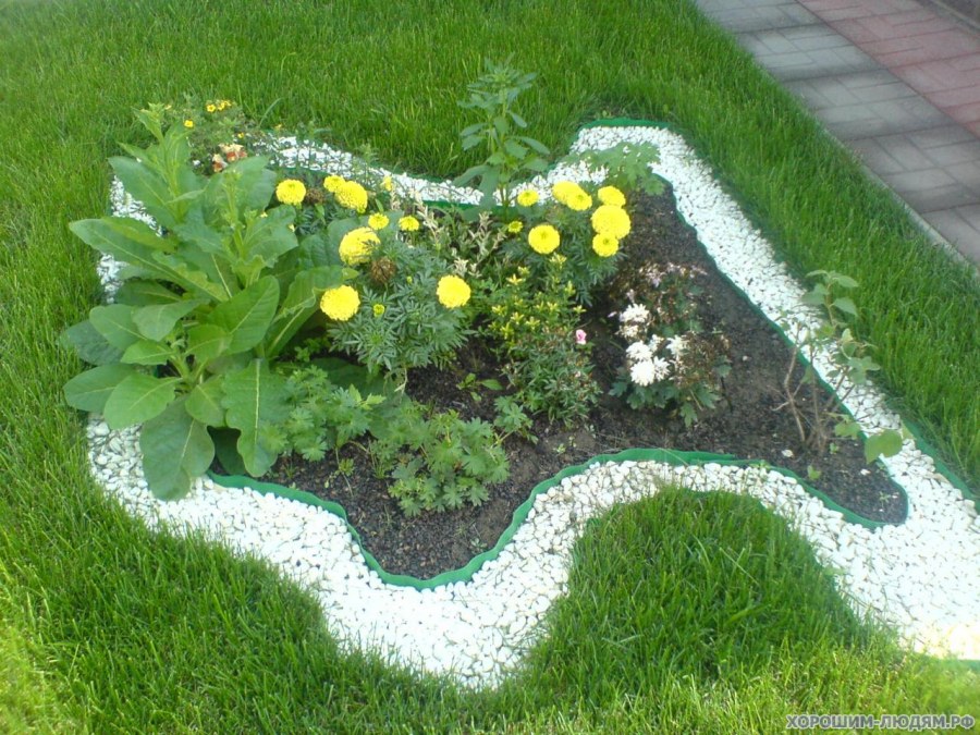 Цветник на газоне