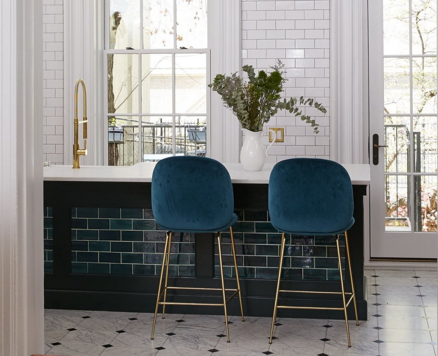 Голубые стулья в интерьере кухни