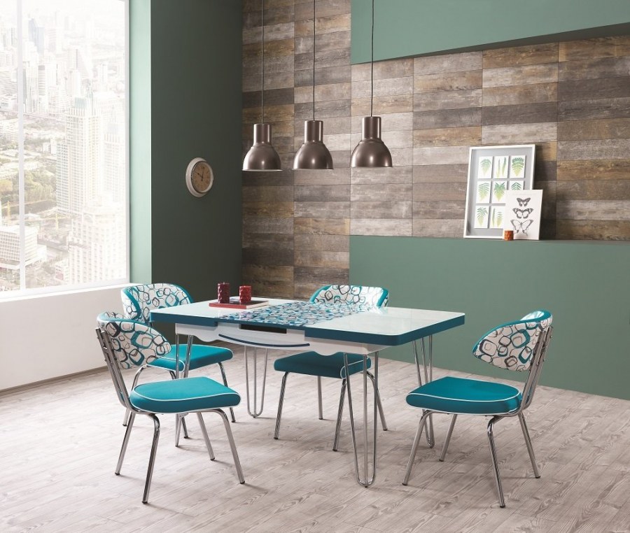 Круглый стол с бирюзовыми стульями