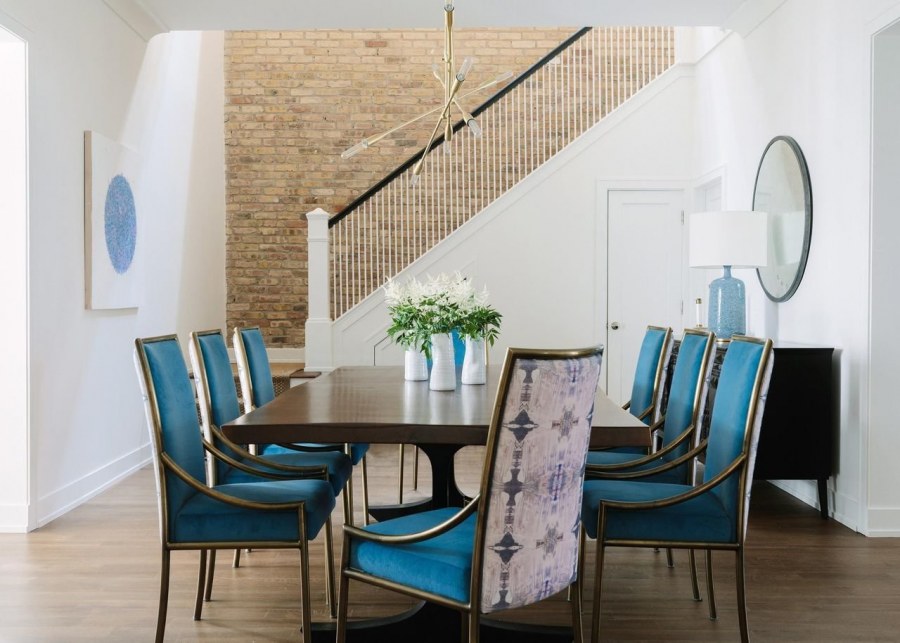 Бирюзовые стулья в интерьере